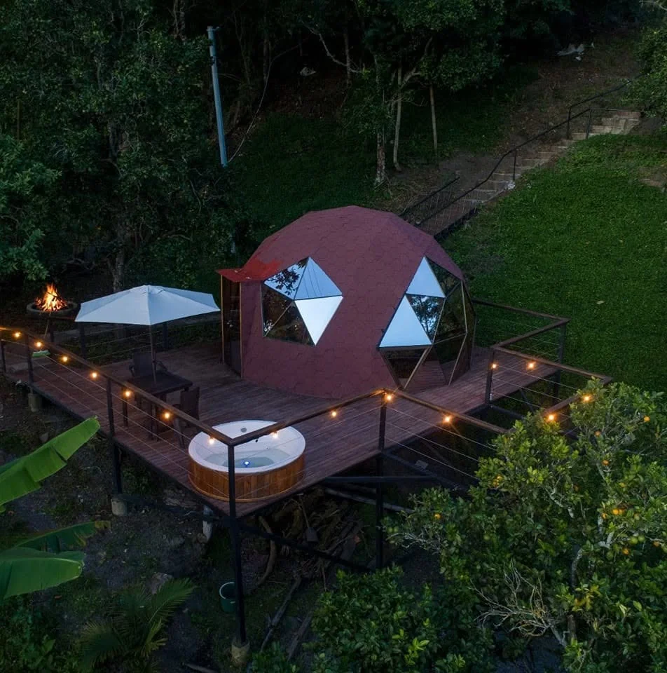 Domo con luces, terraza y jacuzzi al atardecer