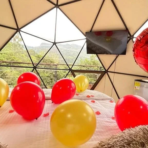 Decoración romántica dentro de domo glamping