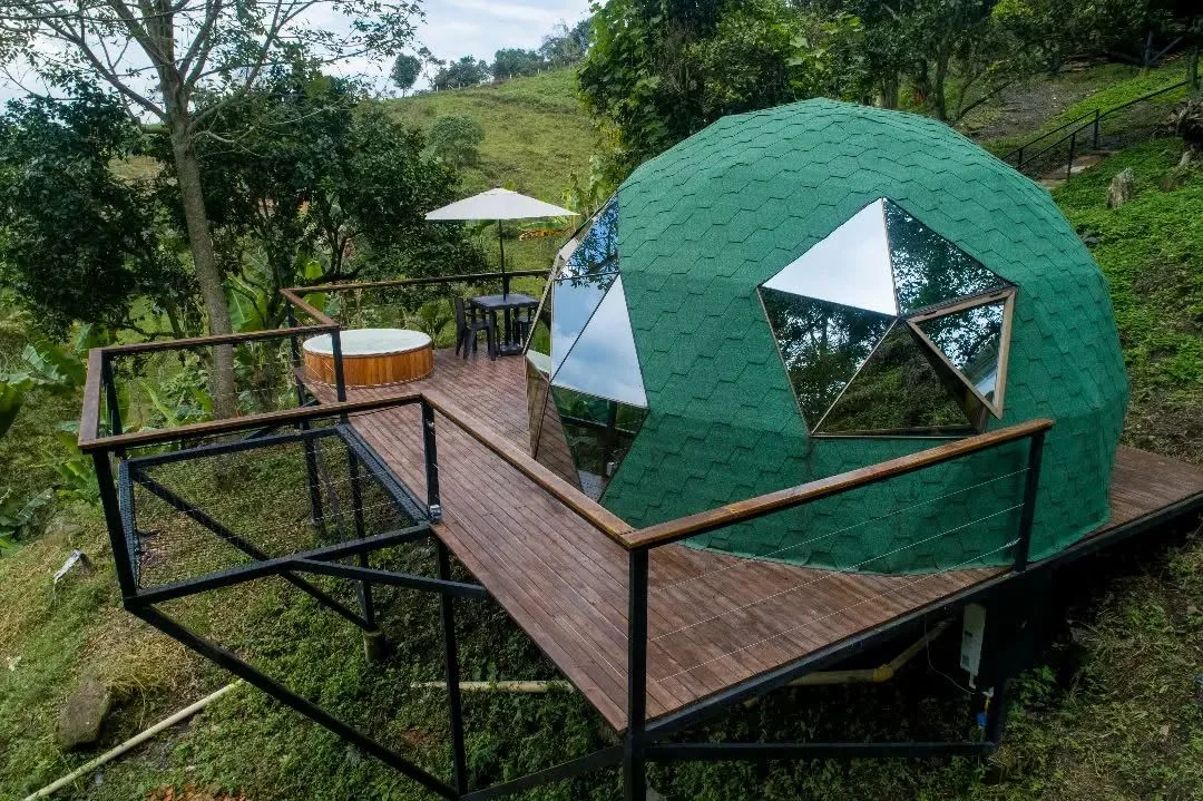 Domo glamping verde con terraza y jacuzzi en La Mejor Vista Moliher