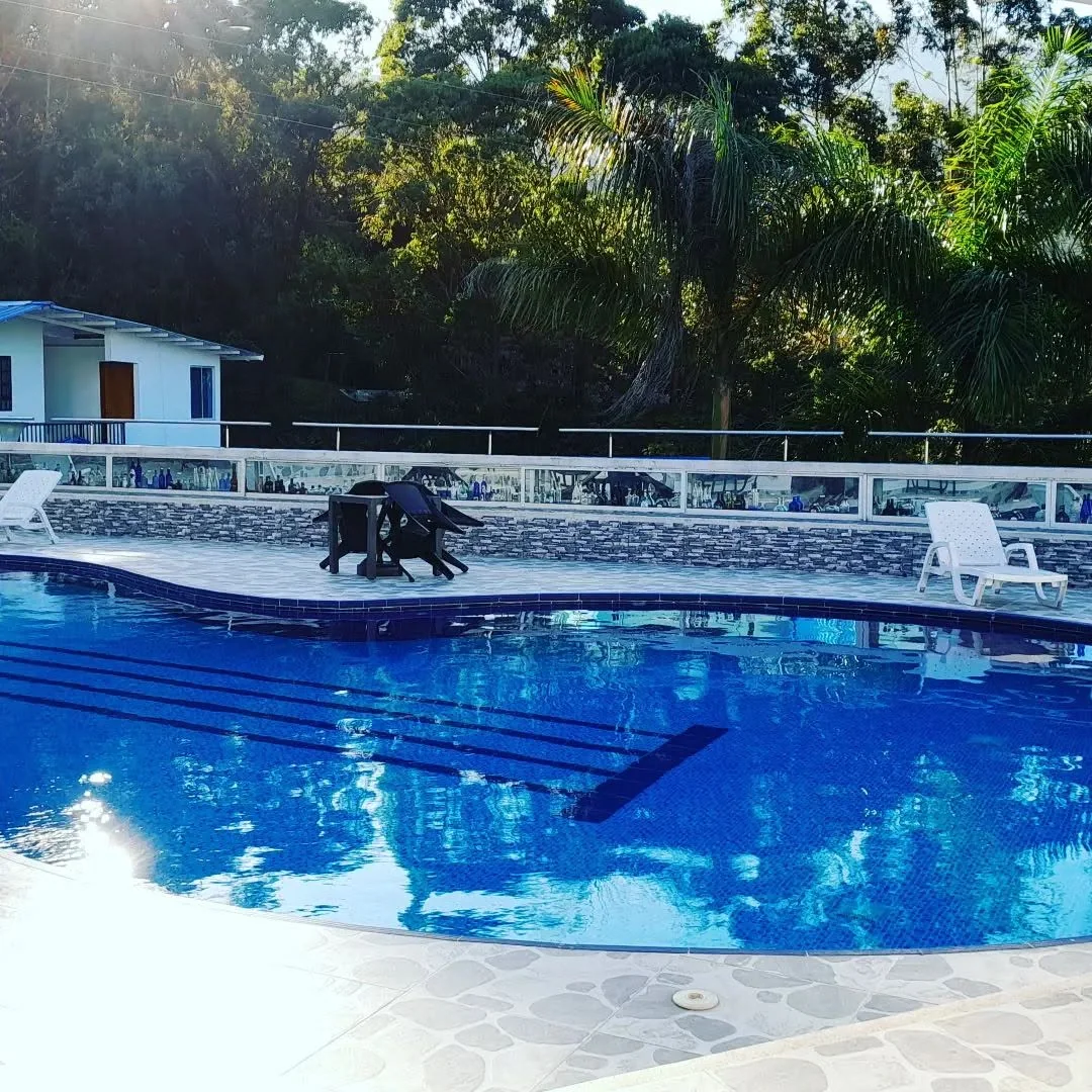 Piscina con reflejos y zona de descanso